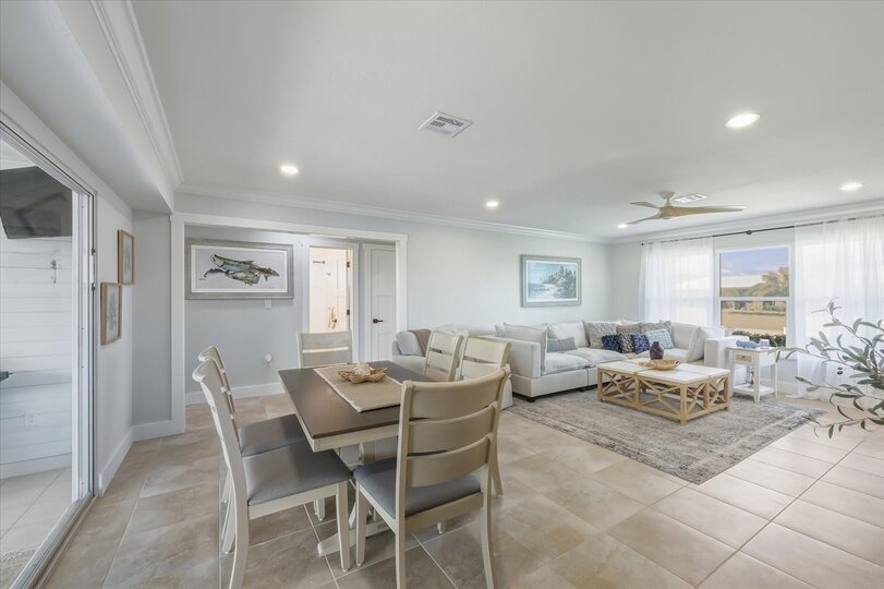 Dining area. Dining table seats 6