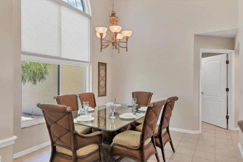 Dining area. Dining table seats 6
