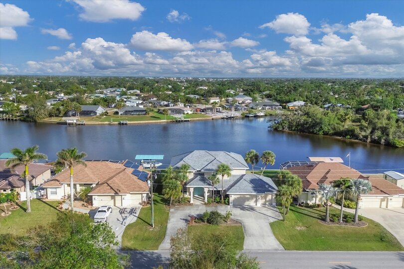 Beautiful 4 bedroom, 3 bathroom waterfront home with private pool in Port Charlotte (Boat lift not available)