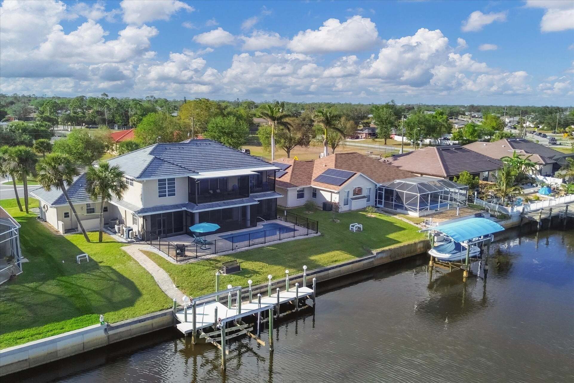 Beautiful 4 bedroom, 3 bathroom waterfront home with private pool in Port Charlotte (Boat lift not available)