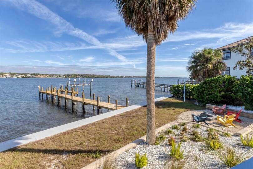 60' dock. (Boat lift is not for guest use)
