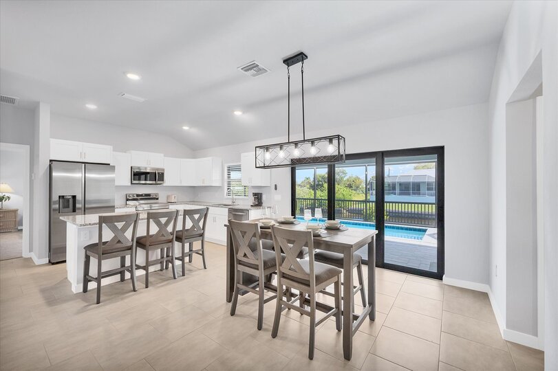 Dining area overlooing sparkling pool