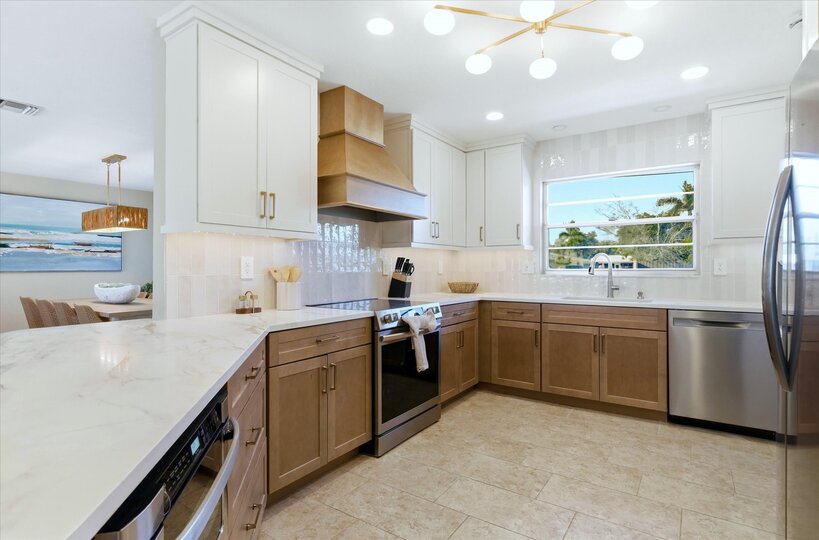 Bright, full-equipped kitchen