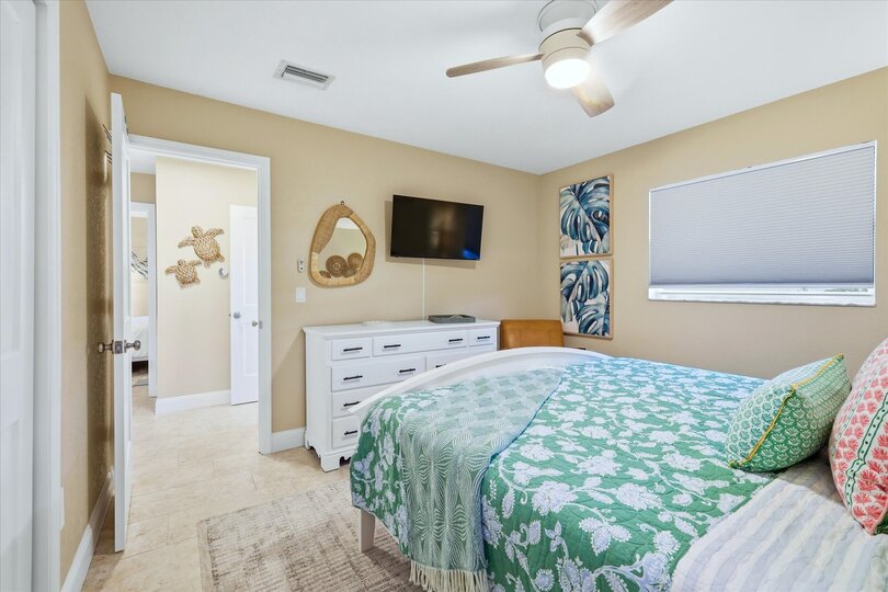 Bedroom 2 - Downtairs with king bed and 40-inch Smart TV