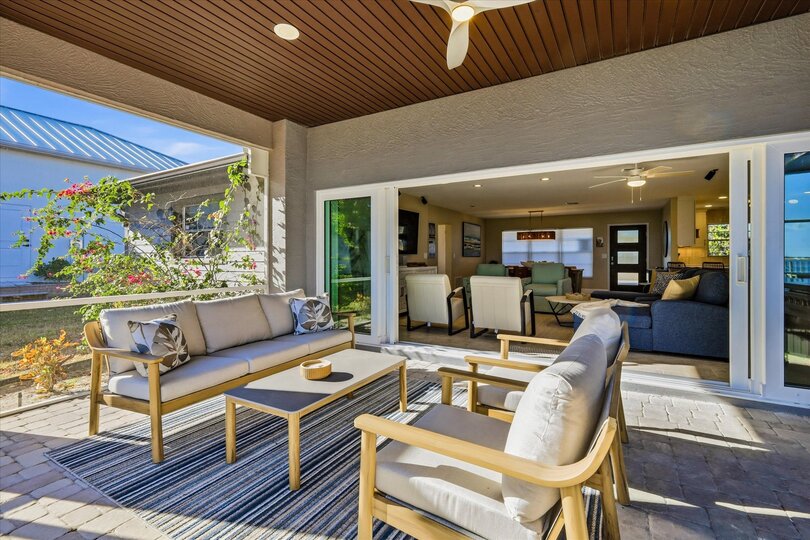 Fantastic balcony area overlooking the Peace River