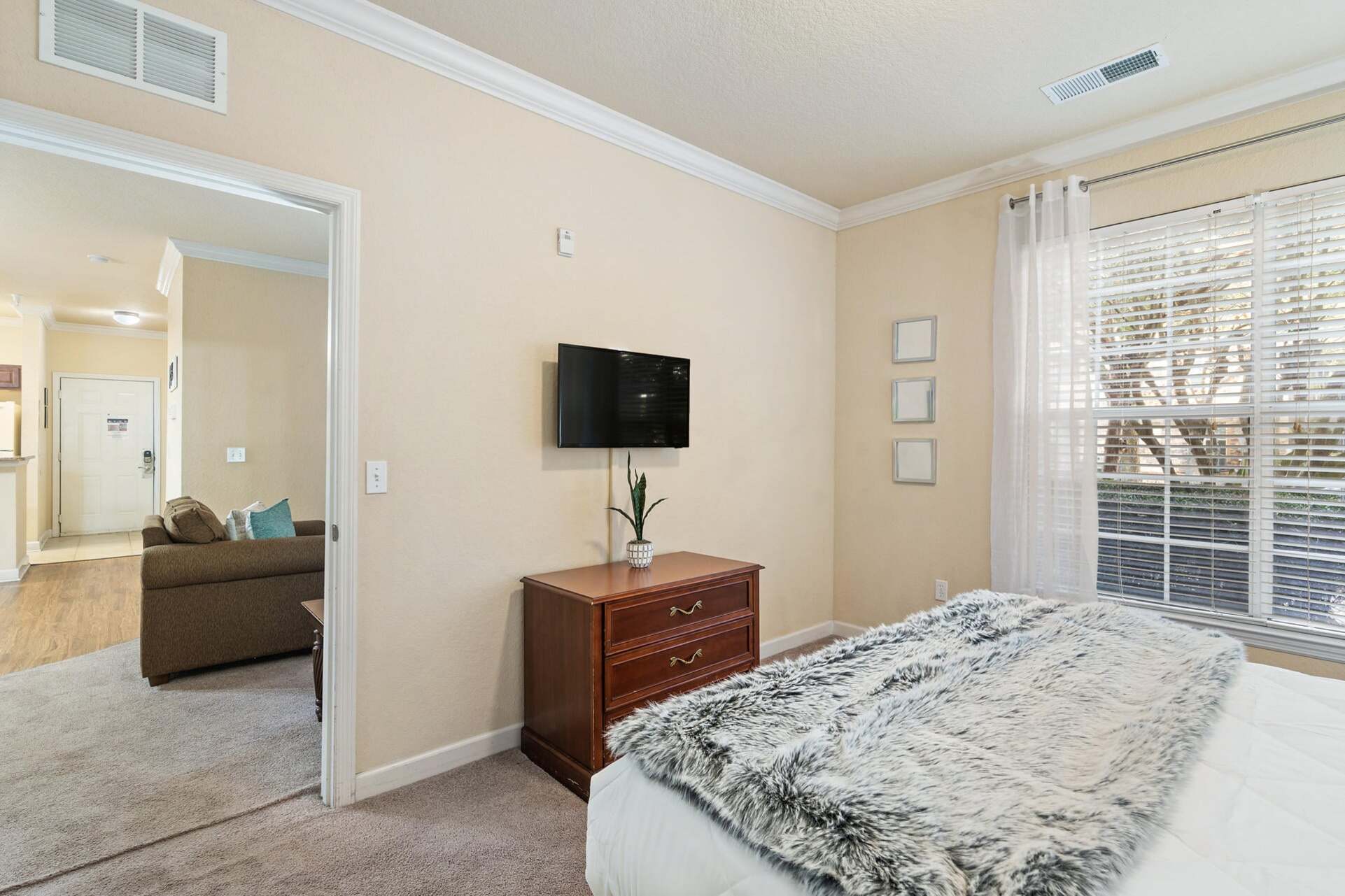 Queen Bedroom 2 32" TV