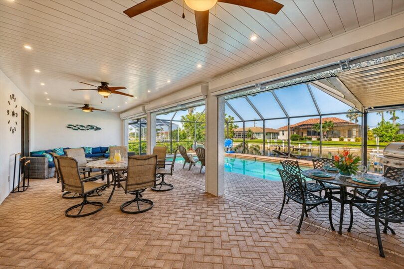 Incredible outdoor Screened-in Lanai