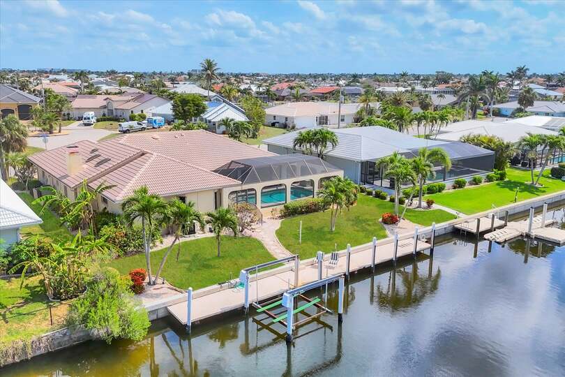 Beautiful 3-Bedroom, 2.5-Bathroom Canal-front home with Private Pool in Punta Gorda Isles (Boat lift not available)