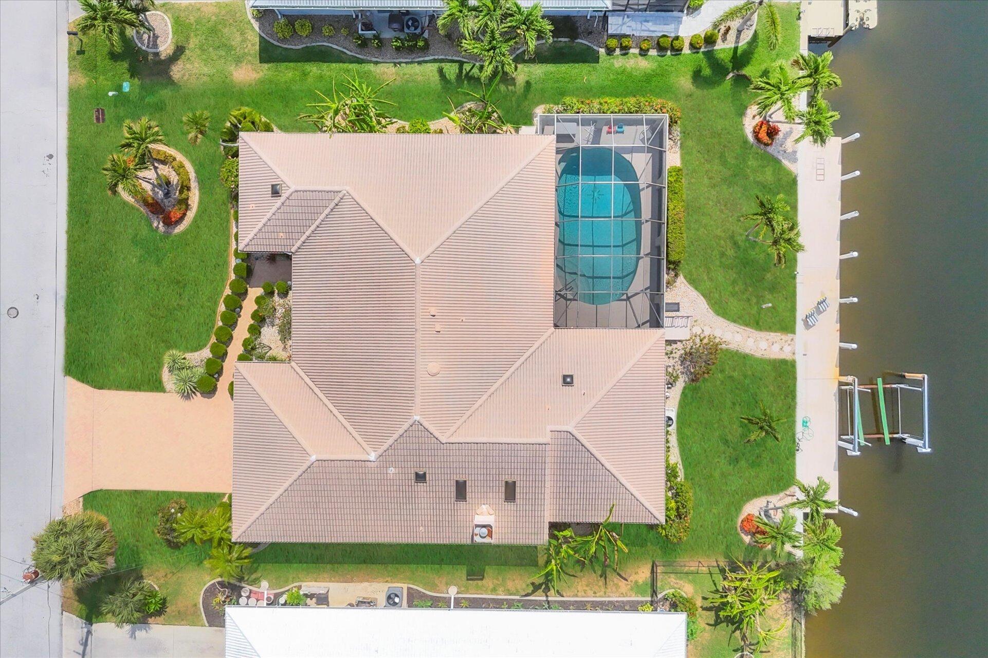 Beautiful 3-Bedroom, 2.5-Bathroom Canal-front home with Private Pool in Punta Gorda Isles (Boat lift not available)