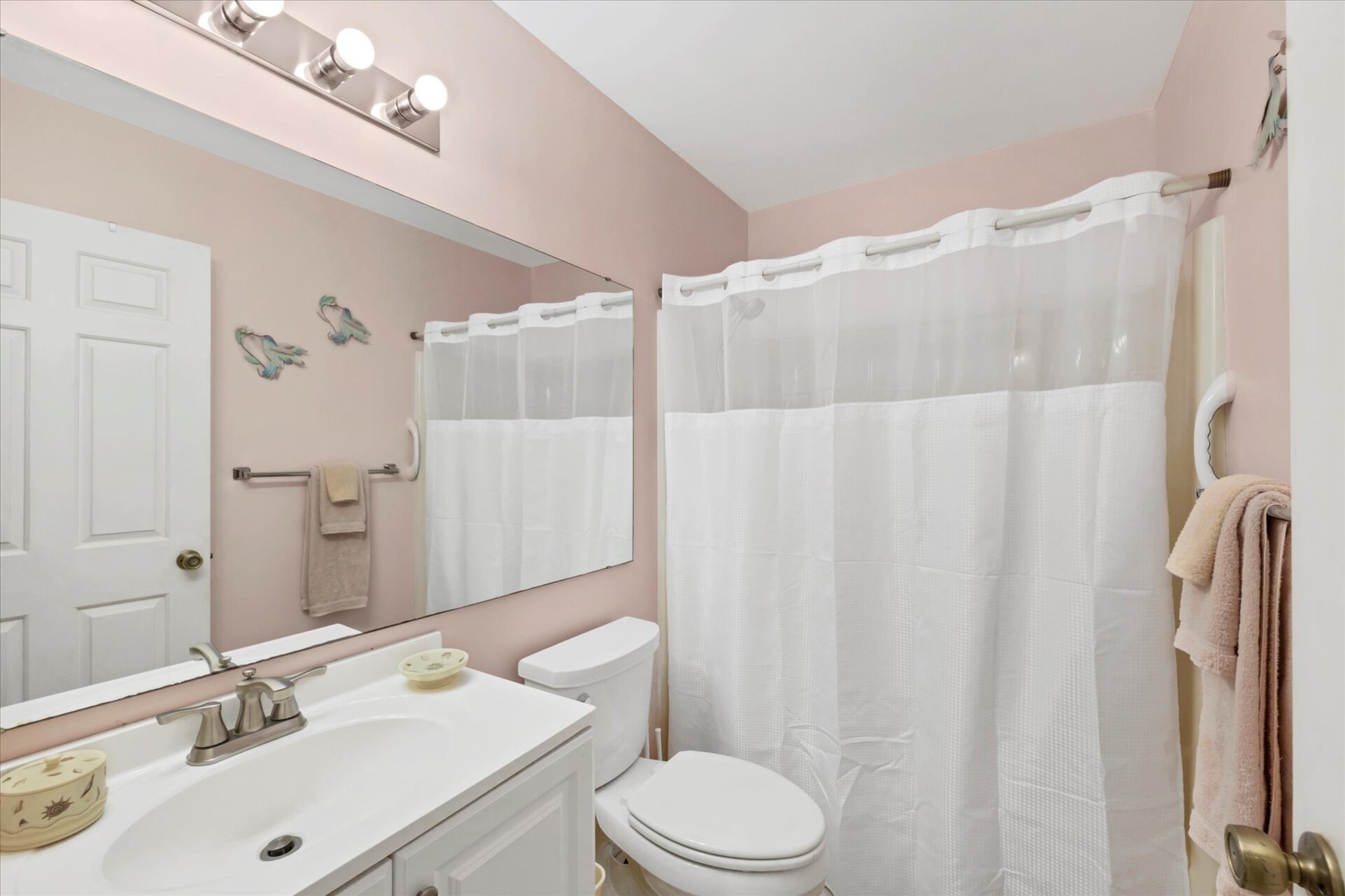 Guest bathroom with shower/tub combo