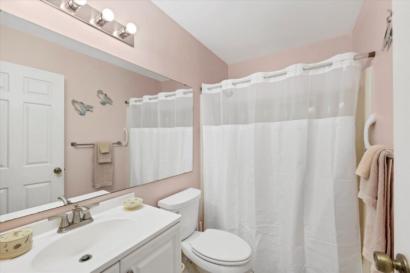 Guest bathroom with shower/tub combo